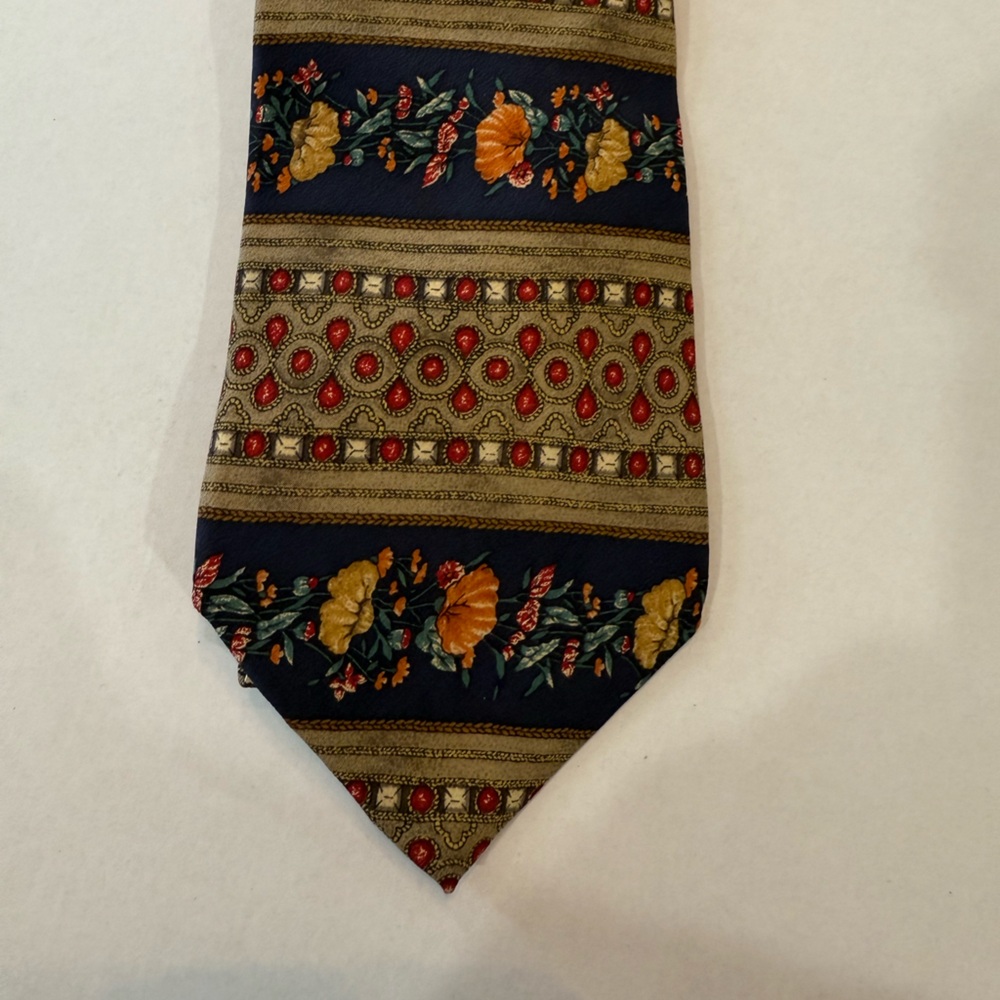 Elegant Striped Floral Tie in Navy and Gold